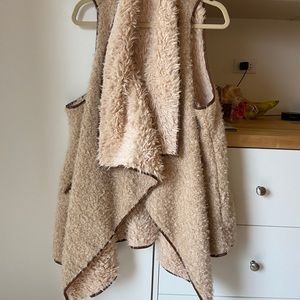 Tan women’s shearling vest w/ leather NWOT XL